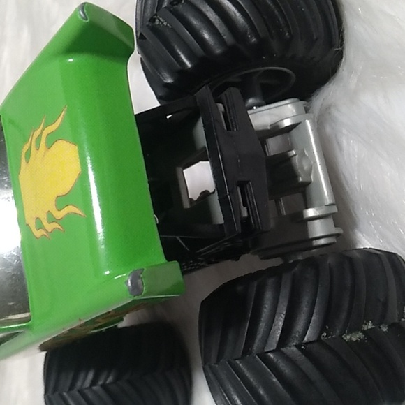 Monster Jam Avenger Hot Wheels Monster Truck Scale 1/24 Lucas Oil Products - Picture 10 of 14